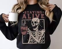 Kaffee-Sweatshirt „Staying Alive“.