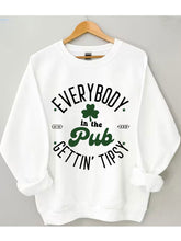 Tout le monde dans le pub devient un sweat-shirt éméché